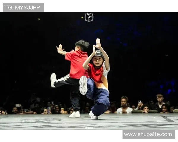 上海街舞队配合引发热议观众对团队默契与个人风格的看法碰撞