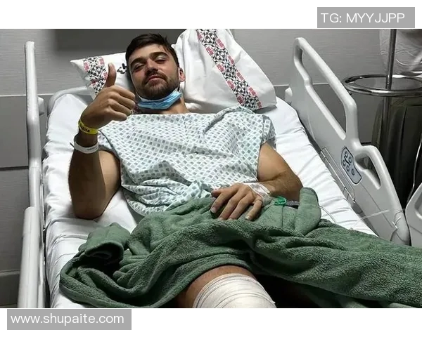 足球明星伤病背后的故事与坚持展现运动员不屈精神的真实瞬间 足球明星伤病背后的故事与坚持展现运动员不屈精神的真实瞬间