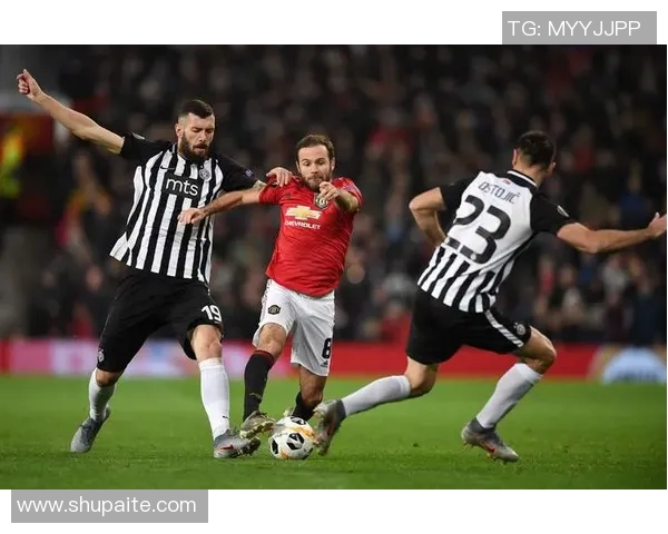 足球明星技艺大比拼展现绝佳球技与精彩瞬间 足球明星技艺大比拼展现绝佳球技与精彩瞬间