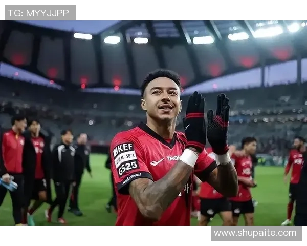 足球明星昔日辉煌与如今落寞的背影对比图揭示人生起伏与荣耀背后的孤独感